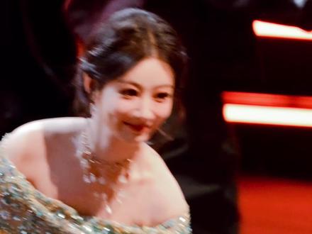 紫妹落座就是一心跟幂姐热聊
真的好想知道明星艺人之间都爱聊点什么!
#2025微博之夜 #杨幂 #杨紫 #微博之夜 #微博之夜盛典