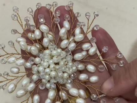 头花胸花教程,先串12组珠子最后再开始拧铜丝#请给手艺人一个关注双击支持 #手工diy #原创手作 #手工活在家做