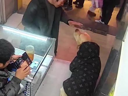 “它没有嫌弃我”“我正好缺根烟”这两句话看出大哥过得有多哭啊 #正能量 #小狗 #感动 #感动瞬间 #监控下的一幕