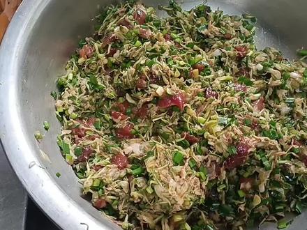 用嘎啦肉槐花大肉块包包子先把槐花用热水烫烫在把肉加葱姜沫腌肉