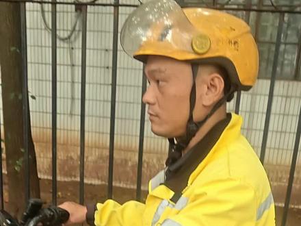 小哥的算盘珠子快打我脸上了,呜呜呜#外卖小哥 #搞笑视频