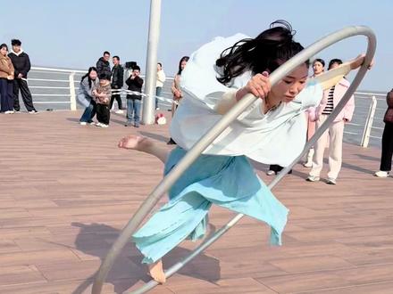 三八妇女节快乐! 祝所有中年少女们节日快乐!做永远的女神#滚环 #大环舞 #三八女神节 #梦底