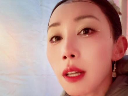 春晚VLOG|十秒背后的十天 有幸第五次登上春晚,却是第一次在分会场,还是在我的家乡浙江。
春晚最终呈现的每一分每一秒都是不易的。不同于以往只是从零到一学习舞蹈动作,今年还现场见证了舞台的从无到有。上百号人在零下的义乌创排几十天,造出这场盛大的“梦”,要感谢台前幕后的导演老师工作人员,谢谢所有的造梦人……
这个世界首创、重金打造的表演,它打破的不仅是视觉冲击,而是会让我感受到被技术赋能后最珍贵的“人味儿”。
今天再回想这段“苦中作乐”的时光,就只剩下乐了。
过程是意义,结局是回响。
新的一年,剧场见…
#春晚 #朱洁静 #朱洁静春晚十秒背后的十天 #豆包过年 #抖音年味舞蹈大赏