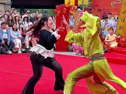 波涛汹涌小姐姐与老嫂子斗舞#万岁山武侠城#万岁山老嫂子#老嫂子欢乐大舞台#万岁山太好玩了#景区表演互动