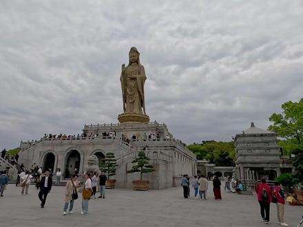 普陀山一游,岛上景色优美,很多香客前来祈福