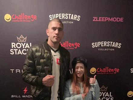 和佩雷拉的合照,这样的UFC冠军却真的是一个非常腼腆谦逊的人。连小小小的我窝在一个角落里,活动结束后他还会特意走到我跟前跟我握手感谢,让正在看手机的我一个措手不及🤣🤣🤣
#佩雷拉 #UFC #综合格斗 #墨尔本 @Ivan