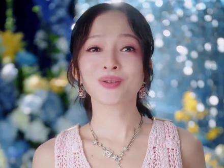 张韶涵裁员裁到大动脉,换发型师后显老无灵动,回应不会墨守陈规 张韶涵换了合作10年的发型师引发争议,之前演唱会上的灵动造型再也看不到了。新团队设计的造型被吐槽显老更少了灵动,网友也调侃张韶涵这次裁员是裁到大动脉了 #张韶涵 #发型师 #张韶涵演唱会 #娱乐评论大赏 #2025影娱年终大赏