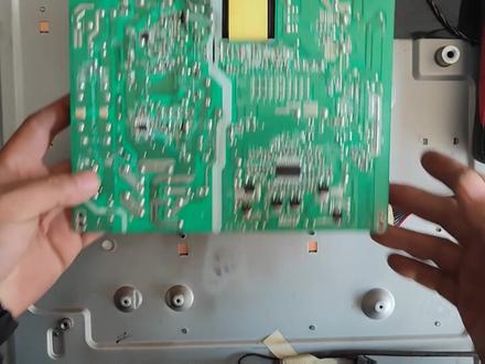 创维酷开液晶半屏偏暗,你看是屏幕坏了还是灯条坏了?