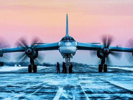 早已进入喷气时代,为何很多飞机依然选择螺旋桨? 螺旋桨更厉害#螺旋桨 #喷气飞机 #军迷 #军迷发烧友