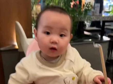 我们面剂子宝宝咋这么聪明呢 超聪明的贵妃和她的邪恶老父亲@拽爸吴喊喊(酵父) @贺喜喜(酵母)