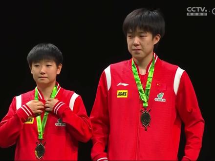 #王楚钦孙颖莎 #德班世乒赛 看一次笑一次的颁奖,
莎:王钦钦是谁?看看她哥(头:😓)
莎:奖杯🏆太重了,哥,你拿吧!!(头:😓)
莎:哎呀,怎么还把花花拿走了,我们的花花呢(头:😓)
莎:拍照📷了,拍照📷了,快把奖杯🏆捧起来(头:马上执行)