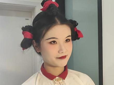 复原明代全真发三小髻抓髻教程
非常简单的发型,梳完直接年轻十岁~
第一次在自己的视频里加入科普的部分,欢迎大家一起探讨
以及感谢尧烨大佬提供的图文资料
#汉服发型 #汉服 #复原汉服 #明制汉服 #国风