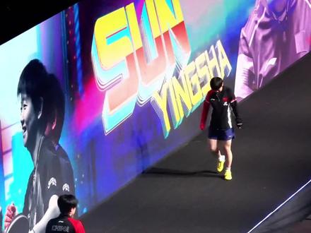 混双决赛出场
乖乖帮楚钦拿球拍的小莎
走路已经不舒服了 楚钦差点走错边了#孙颖莎 #王楚钦