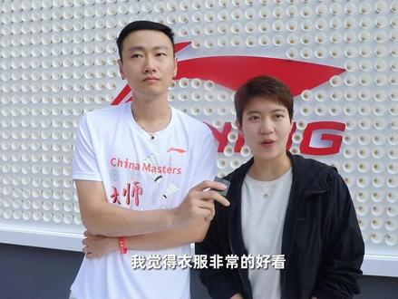 李宁·中国羽毛球大师赛现场宠粉,世界冠军张楠&杜玥为球迷签名!11月24日16:30-16:50活动继续🏸嘉宾骆建佑😎快来参与吧!@李宁羽毛球