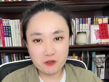 苏轼《后赤壁赋》! 如果说,《前赤壁赋》是苏东坡在月夜江上,想通了人生的道理,得到了一份豁达与平静;那么,仅仅三个月后写下的《后赤壁赋》,则是他在一个初冬的晚上,完成的一场冒险、一次奇遇,与一个似真似幻的梦。如果说前赋里,他最终与永恒的江月达成了和解;那么在后赋中,他则一头扎进了具体而微的、有着寒霜、秃枝、怪石与险滩的此刻山河里。今天,我们就暂时放下那些宏大的哲学思辨,跟随东坡的脚步,走上那条“黄泥之坂”,去经历那个有酒、有鱼、有孤鹤、有怪梦的奇异夜晚。看看他在生活本身的肌理中,是如何找到另一番更为深沉的诗意与寄托的。#苏轼 #后赤壁赋 #抖音知识年终大赏 #文脉里的中国
