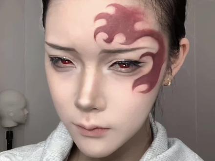 一盘眼影盘就可以搞定的面纹教程!? 不会用彩绘的就可以这样!#面部彩绘 #继国缘一面纹 #鬼灭之刃 #面纹