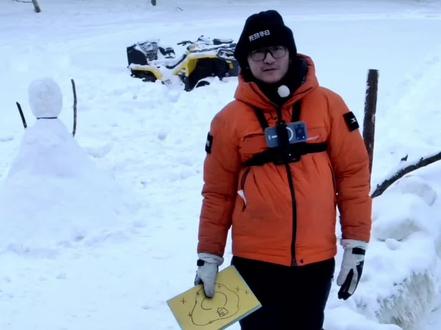 在距离一个半小时结束的雪地生存100小时挑战中,恩惠导给tim发布了最后一个任务:请用一段涩话做最后的总结。在距离结束还有一个小时左右,我看着屏幕里面的tim真正回忆起这一百个小时的点点滴滴。在这一百个小时里tim会回忆些什么呢?是初来的那一刻对生存怀揣着憧憬与兴奋;是links给他带来了很多的快乐;是links怕他着凉偷偷转换了床垫的位置让tim对着小太阳;是links离开的时候偷偷留下的头灯;是恩惠导害怕他着凉给小木屋偷偷加了的时长;是景区被告知停电恩惠导在屏幕前依然安抚大家的心情,直播无中断;是何同学给看似枯燥的雪地生存添加了几分乐趣;是tim在仰望星空时思索的人生问题;是野兽的出现给整个节目组带来了不一样的乐趣;是在tim睡着后小屏上转播到幕后组和求生专家们依然为tim在守候;是白噪音伴随着雪景陪伴着tim入睡的观众
1个小时3分钟10秒时tim停笔的那一瞬间,tim到底在回忆些什么,答案或许只有tim的100小时涩话总结才知道。但我相信大家都会知道,是links的那一句“你们团队的氛围真的很好”毋庸置疑 整个100小时的求生旅途中,我们看到了影视飓风整个团队的凝聚力,是影视飓风无限进步的过程,正如tim所说,我相信他在整个100小时的过程中是享受的,是一次难忘的旅程。100个小时中都属于tim,此刻tim是自由的。
Tim的100小时雪地生存,从来都不是一个人的战斗,而是一场全网参与的温暖陪伴。“画画换物资”的规则,让网友从旁观者变成了参与者,我们在屏幕这端刷屏出谋划策,在投票环节拼命为他的生存物资争取,哪怕AI识别充满变数,哪怕空投的物资不尽如人意,却始终有人在为他的坚持保驾护航。工作人员24小时的专业保障,队友Links默默的陪伴与协助,导演组暗戳戳的暖心提醒,还有网友们口是心非的调侃与真心的担忧,让零下30℃的雪原,处处都藏着温柔。当他终于点燃第一簇火苗,当他拿到网友投票空投的睡袋,屏幕内外的喜悦与松了一口气,汇成了一股暖流,抵过了雪原的所有寒冷。原来最动人的极限挑战,从不是征服自然,而是人与人之间的彼此守护,这份温暖,让这场生存挑战有了超越极限的意义。
此刻,便是无限进步。@影视飓风 @飓多多StormCrew #tim雪地生存100小时 #给tim的雪原旅行支支招
谁在续写东风破2026.1.27留