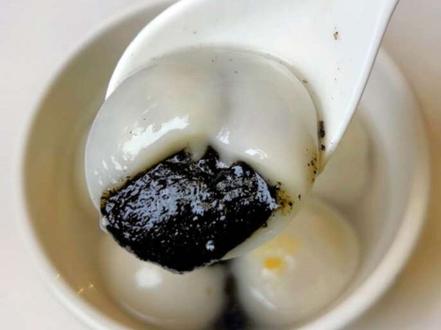 冬至大如年,人间小团圆,冬至快到啦,南方人习惯吃汤圆,寓意着团圆和美好。汤圆可以自己在家做,香甜软糯,皮薄馅大,每一口都是流心哦#我的厨房日记 #甜品治愈一切 #汤圆 #冬至 ##这份冬季美食太治愈了