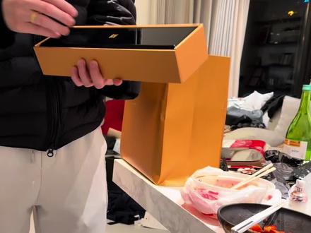 呜呜呜呜呜呜呜呜和我说去厕所 转头提来了礼物。我也有老铺金凤香囊了呜呜呜呜呜呜呜 还记得我心心念念的老铺首饰盒。总是这样 谢谢你对我那么好#黄金 #老铺黄金 #老铺金凤香囊