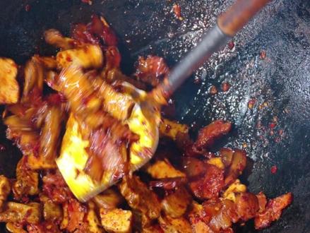 妈妈知道我爱吃灰豆腐,她便一大早就开始在忙活,灰豆腐吸满腊肉汤汁,一口爆汁,没有复杂的调料,只有最朴实的食材和最长情的爱。#农村生活 #美食治愈生活 #灰豆腐 #腊肉火锅 #农家柴火灶