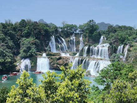 崇左自驾避坑指南🚗四天三夜深度游攻略
宝子们!刚从崇左自驾回来,总结了一份超实用攻略,有避雷也有安利,准备去的快码住~
🚗交通选择
我们选择自驾,对比了大巴和网约车,价格差不多。但崇左景点太分散啦!自驾才是王道,很多绝美风景都在路上,走走停停超自由~
🏨住宿体验
Day1:崇左市区连锁酒店,过渡一晚超方便!
Day2 - 3:入住明仕田园民宿,价格比较虚高,且水准参差不齐只推荐停留一晚
🗺️路线景点
崇左景点分散且大多收费,我的路线供参考👇
- Day1:武汉✈️南宁🚗崇左南,打卡太平古城
- Day2:崇左南站取车,去峒那屿湾→明仕田园
- Day3:德天瀑布→黑水河→明仕田园
- Day4:金水河水库→发呆坡酒店→在野,返程崇左南✈️吴圩机场
⚠️重要提醒:一定要搞清楚枯水期和丰水期!野生瀑布枯水期基本没水,全放弃😭 德天瀑布放水时间12:00 - 14:00,周日不放水!
🍜美食
老友粉必吃!崇左可是糖都,红糖制品闭眼入~明仕田园大排档、西贡咖啡的法棍也超赞!
🌟景点红黑榜
✅ 峒那屿湾(海鲜市场购票95元):坐船赏溪景瀑布、山川田园,去的时候还有花海!每个节点都有表演,人少好出片,超值!
德天瀑布(飞猪购票108元):相比峒那屿湾有点无聊,就是看瀑布,对面是越南。工作日人都超多,旅游团扎堆!注意放水时间,过了2点就没水了。不过确实仙气飘飘,适合带长辈打卡。
明仕田园:小红书风很大,但去过阳朔的宝子可以不来!设施环境比不上阳朔,物价还不低😅 2小时就能逛完,住两晚纯纯悠闲了。不过骑小电驴超舒服,自行车绿道也很棒,晚上7点后开放,人不多。后面去村庄玩反而更有趣~
💡总结:崇左zui美的风景真的在路上!超适合自驾发烧友,景点整体一般般,但国家zui美公路自驾体验拉满!
#自驾攻略 #旅行攻略 #德天瀑布 #崇左 #广西