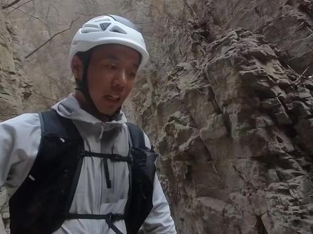 邯郸鼓山大小鬼道徒步环穿9公里,爬升650米,带你体验最真实的路况,很多路段需要手脚并用,走之前一定要把指甲剪短了,过了老石台后很多路段有荆棘扎身子,雨雪天气不要尝试这条路线
邯郸一座海拔800+的山里竟有如此宝藏路线
原本以为大鬼道和小鬼道已经无敌了
还有神三,神四,神十这样的极虐路线,比90度还狠的刁钻角度,千万不要体验神级路线
本着凡是需用绳索爬的山坚决不爬的原则
扛着两袋垃圾灰溜溜地下山了……
#大小鬼道 #河北徒步路线 #风景 #户外徒步登山 #户外徒步