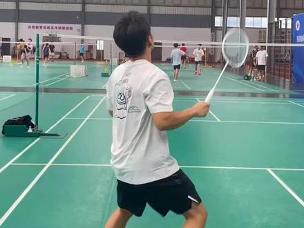 一款好看又能打的高性价比球拍 漆水和做工都比同价位的球拍要精细很多 要你还是找不到心仪的球拍就来试试这款超轻5u进攻球拍川崎小氢气极光7吧#川崎极光7 #你有多久没打球了 #唯有训练不可辜负 #羽毛球拍 #两百以内天花板
