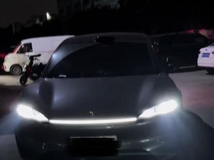 老款智界R7更新ADS4.1之后,使用自动泊车时有人挡住车辆,小艺会用外放的语音喇叭提醒路人不要挡住车辆,太好玩了!#智界R7#自动泊车#刘亦菲语音包 #华为乾崑智驾