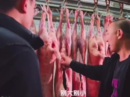东北烧烤:羊枪羊蛋,大火烧脆外皮,文火渗透内里,一口下去嘎嘣脆!#烧烤美食