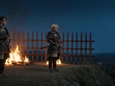 《大只切》作者@以瑶
coke来到山下,见一老者,问道:“何为勇,何为智,何为侠?”
老者谈到,山上有三妖,大只精,良子怪,常小雨。降一妖为止勇,斩两妖为之智,灭三妖为之侠。言毕,coke遂持刀往山。
初上山,雾不停,哀嚎声无数,行半山腰,草木凋零,雾散尽,哀鸿遍野,待到山顶,遍地荒芜。
三妖见异,逐现。大只者,面目丑陋,浑身鲜血,自称是潮汐的沐浴;良子者,腹内大口,自称小饕餮,可吞山河,食江海;小雨者,面目楚楚动人,我见犹怜,双手抱拳,喊道带派不老铁。
coke见大只良子面目凶狠,内心惊惧,突心生一计,说道:“吾怀揣天下美食前来献于妖王,然美食只够一人餐,不知谁为妖王也?”
良子听之,遂挥拳向大只,双妖争斗,一时之间天地惊变,腥风血雨,二者两败俱伤,coke待二妖虚弱,持刀砍之头颅。
常小雨见之,跪服臣拜,愿与coke交好,奉上金银财帛,换之一线生路 ,coke见之楚楚可怜,本欲饶其一命,却忆登山路之景色,遂狠心斩杀,随后,持刀下山。
遇老者,coke讲之经历,问曰:“吾已斩杀三妖,可称为智勇双全之侠者也?”
老者笑道:“明知山有妖亦往,是为勇;离间三妖使其争斗,是为智;愿为天下苍生拒绝诱惑,是为侠。”