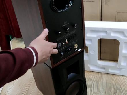 惠威D300有源音箱开箱试听。顶级6.5寸低音+带式高音,蓝牙、光纤、同轴、卡农、莲花一应俱全。20公斤的重量用料十足,促销价2180元一对,性价比No.1,音质碾压一片hifi书架音箱。入门音箱首推!