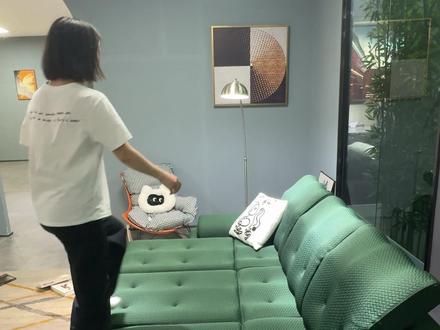 罗奇堡电动沙发,大坐深可调节头枕 可伸缩的设计小户型放着也毫🈚压力,想睡就睡太快了了!
🌟升级电动功能位,遥控一键伸展,沙发秒变床 休闲娱乐,休息都有足够空间,完全可以当床睡
🌟采用高回弹海绵➕乳胶填充,带来棉花糖般坐感,柔软中带有弹性,70cm的坐深加上每一次躺卧都能带来全身心的放松,绝对坐下就不想起来👍
🌟选用3D针织面料摸上去柔软舒服,亲肤透气,而且耐磨抗皱,完全不用担心会起球哦,养宠物的家庭非常推荐这个面料!
🌟头枕可调节。六个档位调节,不同舒适头靠
📏尺寸:260Cm(也可以定制常规直排哦)
🏳🌈颜色:深林色
🔖定制:支持定制面料,尺寸、颜色
👉想要了解更多产品详情评论区留言哦~ #沙发 #罗奇堡沙发#电动沙发#家居生活#家具推荐#装修