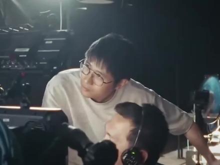 直到看见韩寒为了一个画面摔碎3辆车,才知道飞驰人生3这个镜头的含金量究竟有多高光。每辆车价值500万!本以为今年春节档是神仙打架,没想到春节档才来到第6天,飞驰人生3就以23亿票房领跑全场,长达30公里的实景赛道以及60台专业赛车,砸出了这部国产赛车电影天花板。飞驰人生3的精彩远不止经费的堆砌,更是藏着韩寒对赛车、对电影的极致热爱。无论是张驰前盖掀翻的盲驾突围,还是林臻东用尾流助推队友反超,每一个名场面都致敬了真实的WRC赛事。从第一部的我没有想赢,我只是不想输。到第二部的我只想输的漂亮点。再到第三部的死了都得赢,韩寒就用他的飞驰人生三部曲彻底征服观众,因为真正的热爱更是势不可挡。#飞驰人生3 #飞驰人生 #韩寒 #WRC #拉力赛