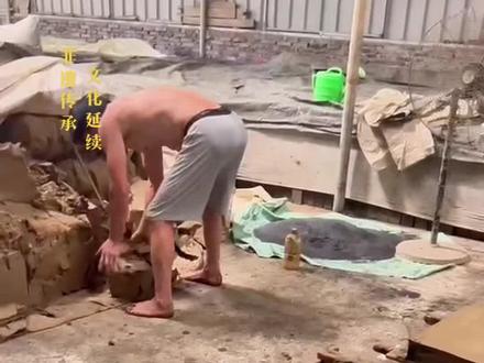 桐油金砖具有以下显著特点:
一、材质优良
1. 坚实耐用:桐油金砖由高质量的泥土经过精细加工烧制而成,质地紧密,具有极高的强度和耐久性,能够承受长期的踩踏和重压而不易损坏。
2. 平整度高:经过严格的制作工艺,金砖表面平整光滑,拼接紧密,能够为地面提供一个稳定、舒适的行走表面。
二、桐油处理独特
1. 防水防潮:桐油的涂抹使得金砖具有出色的防水性能,能够有效阻止水分的渗透,避免因潮湿而导致的变形、发霉等问题,特别适用于各种不同的气候环境。
2. 防腐防虫:桐油还具有防腐防虫的作用,能够保护金砖不受霉菌、蛀虫等的侵蚀,延长其使用寿命。
3. 光泽度好:桐油赋予金砖一种独特的光泽,使其在光线下散发着温润的质感,提升了空间的整体美观度。
三、历史文化价值
1. 传统工艺传承:桐油金砖的制作工艺传承了古老的传统技艺,是中国古代建筑文化的重要组成部分,具有深厚的历史文化底蕴。
2. 艺术价值:其精美的制作工艺和独特的外观,使其成为一种具有艺术价值的建筑材料,可用于 寺庙 佛堂 宗祠 中式园林 会所 茶楼 中式别墅 仿古建筑等一系列中式风格的建筑装饰装修.#手艺人 #匠心制作 #非遗文化传承 #金砖#让老祖宗留下的东西继续发挥作用