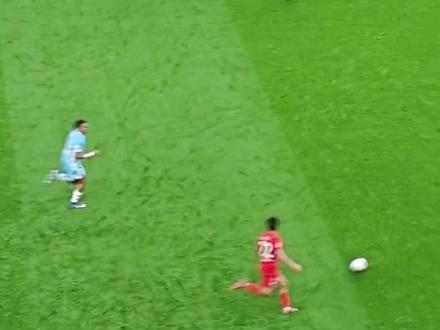 各位球迷大神,刘祝润这球犯规吗?裁判唐顺奇
#刘祝润进球判罚争议 #刘祝润 #上海海港 #上海海港vs河南队 #大连英博