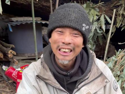 张家界七星山荒野求生赛第39天 #荒野老中医吃梨硌掉下牙,辩解是之前啃玉米把牙齿啃松了,炫耀自己发明的都是多功能工具 #张家界七星山 #荒野求生 #最新消息 #中医