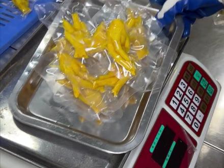 什么!315网红鸡爪竟用双氧水“洗白”? #315晚会 #零食 #食品安全 #黑心漂白鸡爪 #315曝光