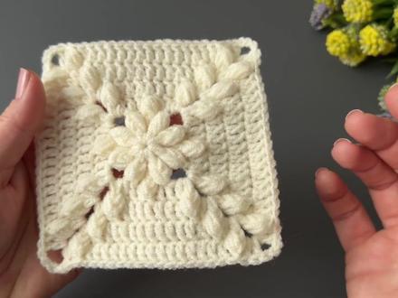 可以无限扩大的方块花,拼衣服钩抱枕都不错 视频给大家演示了6圈的钩法,实际上从第4圈开始往后,钩法都是一样的,只是边上的长针数量在变化,这个花样的开头和结尾用了不一样的方法,大家参考。#钩针编织 #钩针花样 #钩针针法