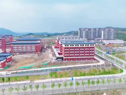 建设中的栖霞新一中,主体已经完工,校园内外的道路和其它基础设施正在抓紧时间铺设,新一中的轮廓正从图纸上生成,未完工的连廊间已透进斜斜的阳光,操场雏形初现,褐色的泥土里仿佛埋着春草萌芽的期待。那些即将叩响新校门的学子啊,且看这方土地如何将钢筋水泥的筋骨,长成盛放理想的容器:待玻璃窗擦净晨雾,待走廊书声撞碎露珠,愿你们以拓荒者的热忱,在新铺的课桌上耕云种月,让每一块正在凝固的砖石,都听见少年们向上生长的拔节声。
相信不久将来栖霞新一中的校园里,将是一番崭新的景象。红砖楼宇在晨光中舒展轮廓,连廊间绿植攀援着新生的藤蔓,图书馆玻璃幕墙倒映着流云与飞鸟,塑胶跑道如红色绸带环绕着绿茵场,教学楼里透亮的窗格正等待书声填满。愿栖霞第一批进入一中的少年们以晨露为墨、砖石为砚,在这方盛满阳光与希望的天地里,把青春铺成卷,用发奋作笔,在知识的沃野上写下属于自己的璀璨诗行。
栖霞40年前有将近10所高中,随着人口的大幅减小,现在只保留了栖霞一中这一所高中了。那些高中已经成为了历史,成为了几代学子们永久的回忆。