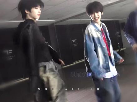 函瑞就这样抓着裤子咪咪又喵喵的喊:左奇函~
#奇数瑞角 #复函 #二次函数z