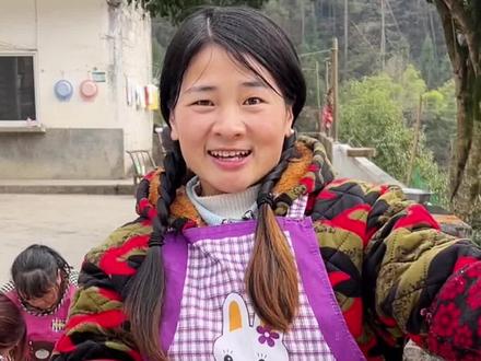 湖北恩施灌腊肠的详细步骤。问问亲朋好友,你们家的腊肠是不是也是这样做的?#抖音年度新农人