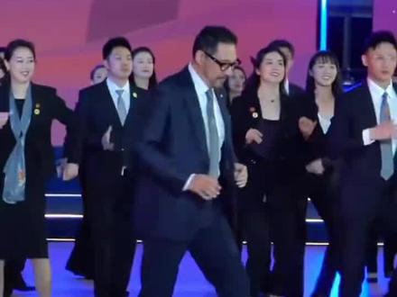 国家裁判天团集体在划水,但不是真的水!法拉利老了还是法拉利!#最帅天团出场 #裁判拉丁舞#霸气入场 #精英同台