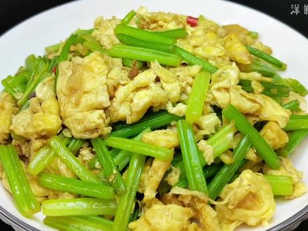 鸡蛋与芹菜的完美搭配,简单家常的下饭菜 #芹菜炒鸡蛋 #家常菜 #跟着抖音学做菜 #美食教程 #鸡蛋的神仙吃法