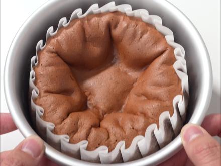 巧克力脑袋狂喜!蜂蜜凹蛋糕的神仙流心太绝了✨ 刚出炉的巧克力蜂蜜凹蛋糕谁顶得住啊!
轻轻一戳就飙出丝滑流心,
浓郁黑巧裹着蜂蜜的温润甜香,
松软蛋糕体入口即化,
凉一点吃像巧克力熔岩,热吃是爆浆溏心,
下午茶配咖啡 / 牛奶,幸福感直接封神!
黑巧克力60g
黄油20g
全蛋2个
蛋黄3个
细砂糖10g
蜂蜜30g
柠檬汁2g
低筋面粉20g
玉米淀粉15g
泡打粉3g
可可粉5g
以上配方可以做一个六寸
#巧克力凹蛋糕 #青年创作者成长计划 #满级吃商指南
#天冷了吃点啥