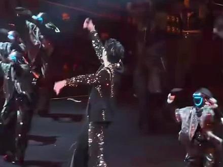 太震撼了!去年春节晚会上,机器人只会东北大秧歌,没想到不到一年的时间,机器人都会空翻😁#机器人 #未来已来