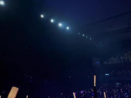 以为结束了,大家一直安可最后又多加几首歌,前排已经走了的观众又调头回来继续!演唱会对中年人来说真是太治愈了,获得的幸福和满足感是其它社交活动无法替代的~#任贤齐2023武汉演唱会 #伤心太平洋 #演唱会安可