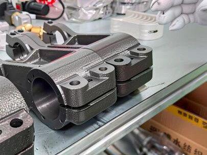 分享:喷水织机不同机型开口摇杆的区分、作用与机型配比思路
很多做喷水织造的朋友都知道,机器不是越贵、配置越高就越好,选对、配对比堆配置更重要。今天就和大家聊聊,怎么区分不同机型的开口摇杆,以及怎么根据摇杆特点,匹配自己要做的产品,把性价比做到最高。
一、先分清:喷水织机不同机型的开口摇杆
喷水织机主流机型(比如190、210、230、280及加宽机型,以及普通机型、重磅/高密机型),开口摇杆主要分这几类:
1. 常规小曲柄/短行程摇杆
◦ 多用于轻薄织物、常规平纹、普通化纤布
◦ 开口量小、振动小、速度快、能耗低
◦ 适配机型:常规转速、门幅190/210为主的标准喷水机
2. 大曲柄/长行程开口摇杆
◦ 开口更大、梭口更清晰
◦ 适合高密织物、斜纹、缎纹、多层组织、粗支厚重织物
◦ 适配机型:230/280加宽机、重磅喷水织机
3. 多臂机专用开口摇杆/共轭凸轮摇杆
◦ 配合多臂开口装置,适应复杂提花、小提花、多综框组织
◦ 摇杆运动更平稳、综框动程可调性更强
◦ 适合花色布、工装布、家纺面料、特殊工业用布
4. 双开口/强振型摇杆(部分高速机专用)
◦ 侧重高速稳定,减少跳纱、断经
◦ 适合大批量、薄型快产产品,追求高产能、低断头#行业大揭秘 #制造业纪录片 #创业者说真话 #中国制造走向世界