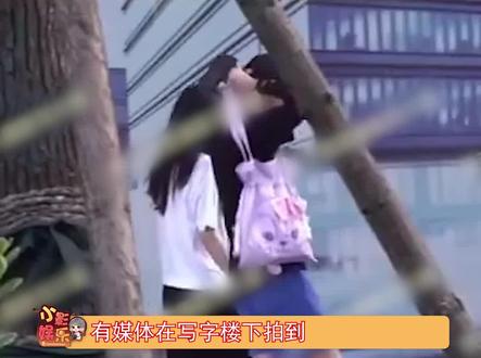 #俞灏明恋情,俞灏明不仅帮女生背包,还手牵手有说有笑一起回家,期待两人好消息