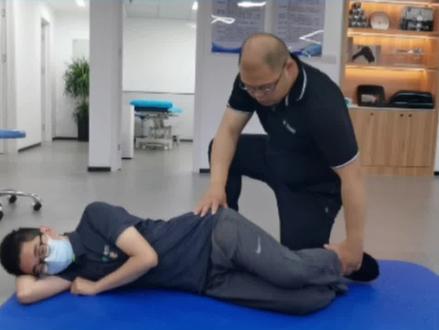 打篮球时,错误运球过人模式会造成运动损伤,膝关节内扣就是错误模式的表现之一。久而久之有可能会导致髌骨软化 肌肉失衡等问题。教大家三个动作改善膝关节内扣 #运动康复
#膝关节内扣 #篮球 #运球过人 #膝关节 @DOU+小助手 @抖音小助手