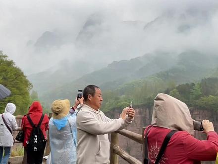 上海夫妻来到河南万仙山景区,走一走人工开凿的郭亮挂壁公路,好震撼!#自驾游 #旅游攻略 #旅行大玩家 #挂壁公路